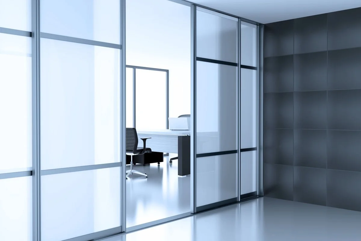 MAT WHITE PVC - cloison vitrée avec film blanc opaque, intérieur bureau moderne