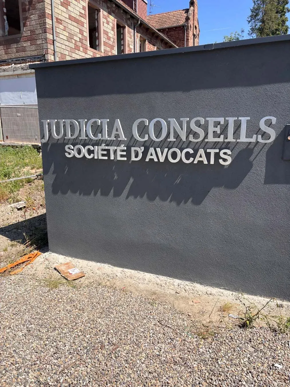 Lettrage lumineux Judicia Conseils réalisé par Storm Création