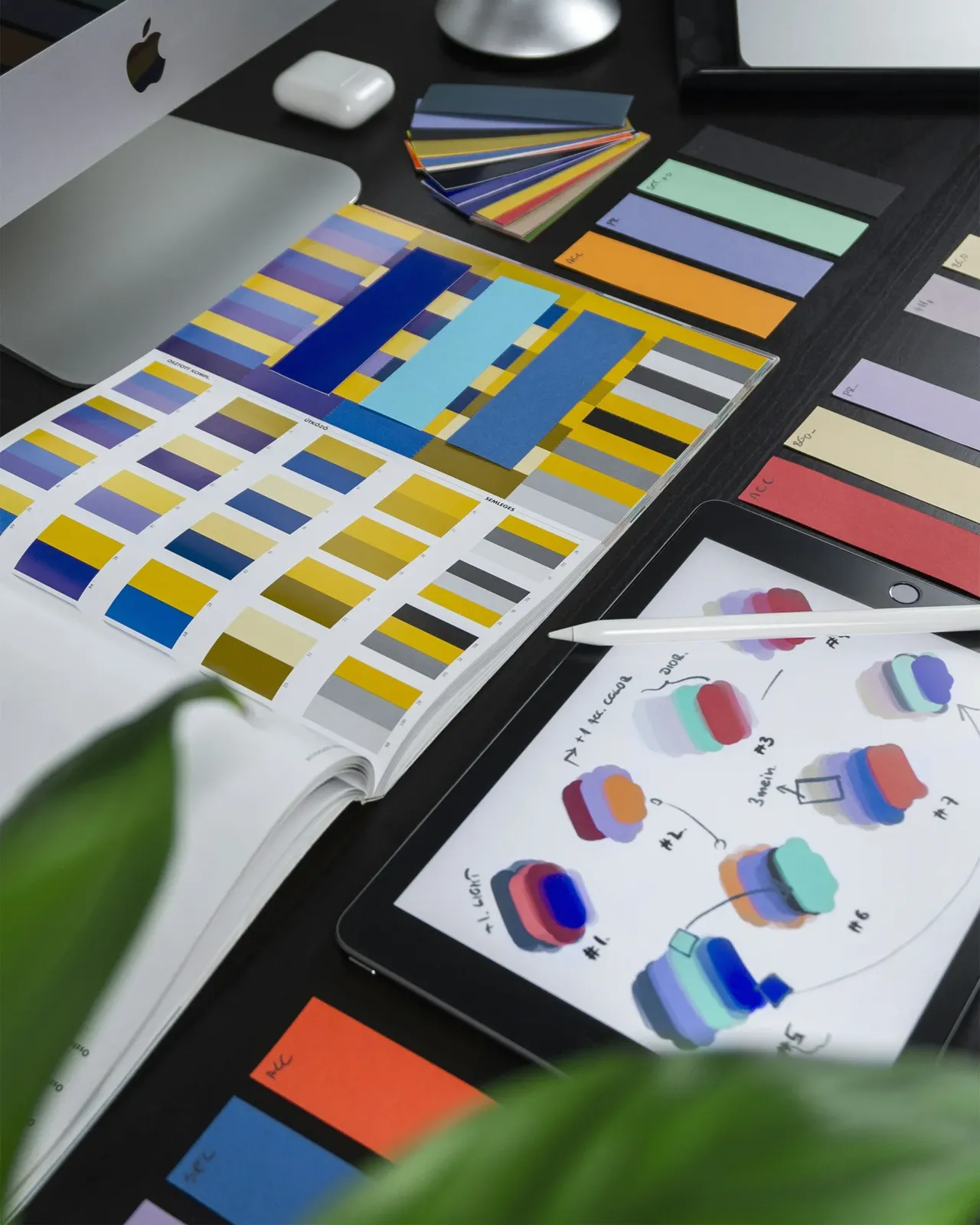 Designer graphique travaillant sur tablette créative