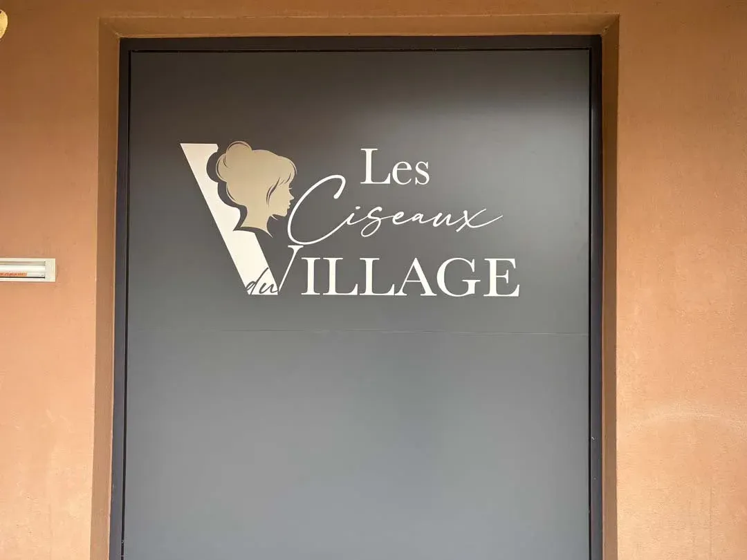Identité visuelle et lettrage du salon Les Ciseaux du Village