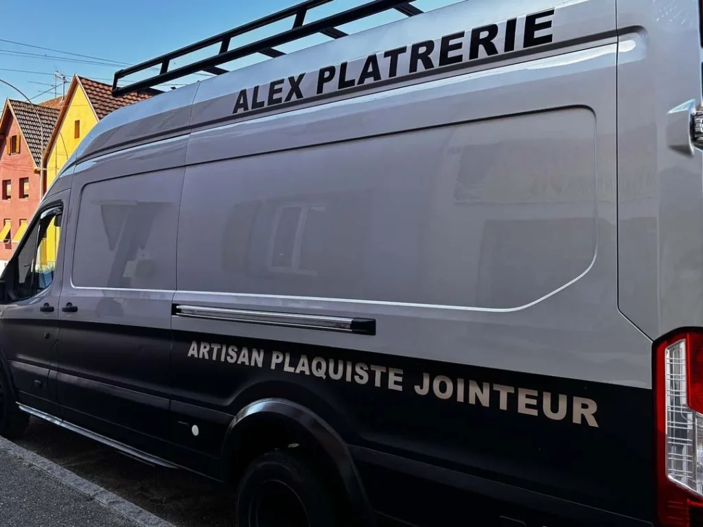 Marquage utilitaire Ford Transit – Un lettrage sobre et efficace — vue 2