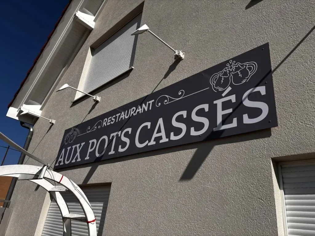 Enseigne extérieure – Restaurant Aux Pots Cassés — vue 2