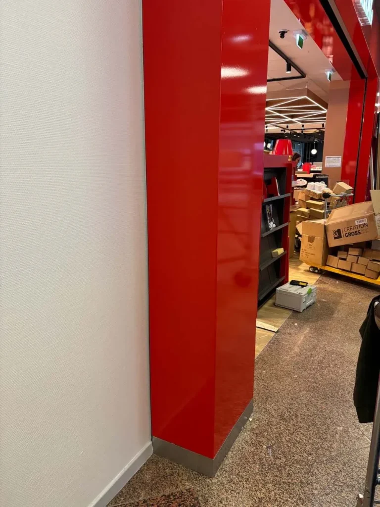 Rénovation de l’identité visuelle d’un magasin par covering adhésif – Aéroport Strasbourg-Entzheim — vue 5