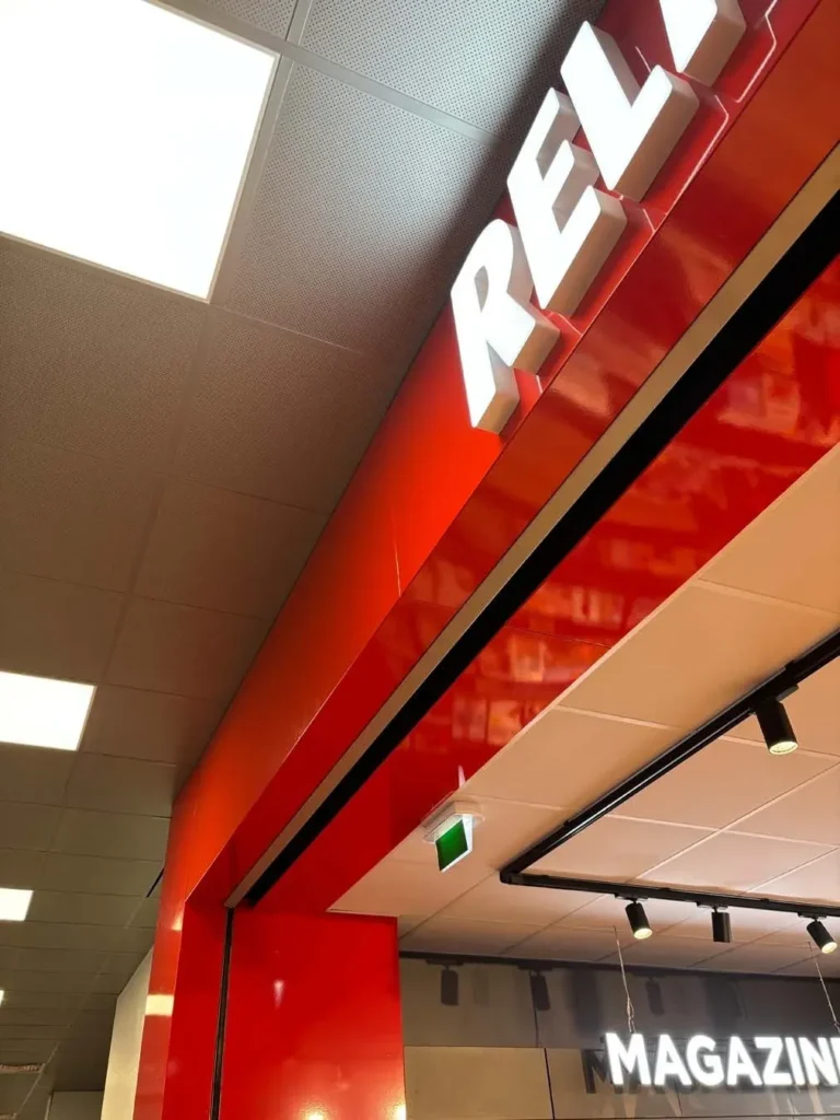 Rénovation de l’identité visuelle d’un magasin par covering adhésif – Aéroport Strasbourg-Entzheim — vue 6