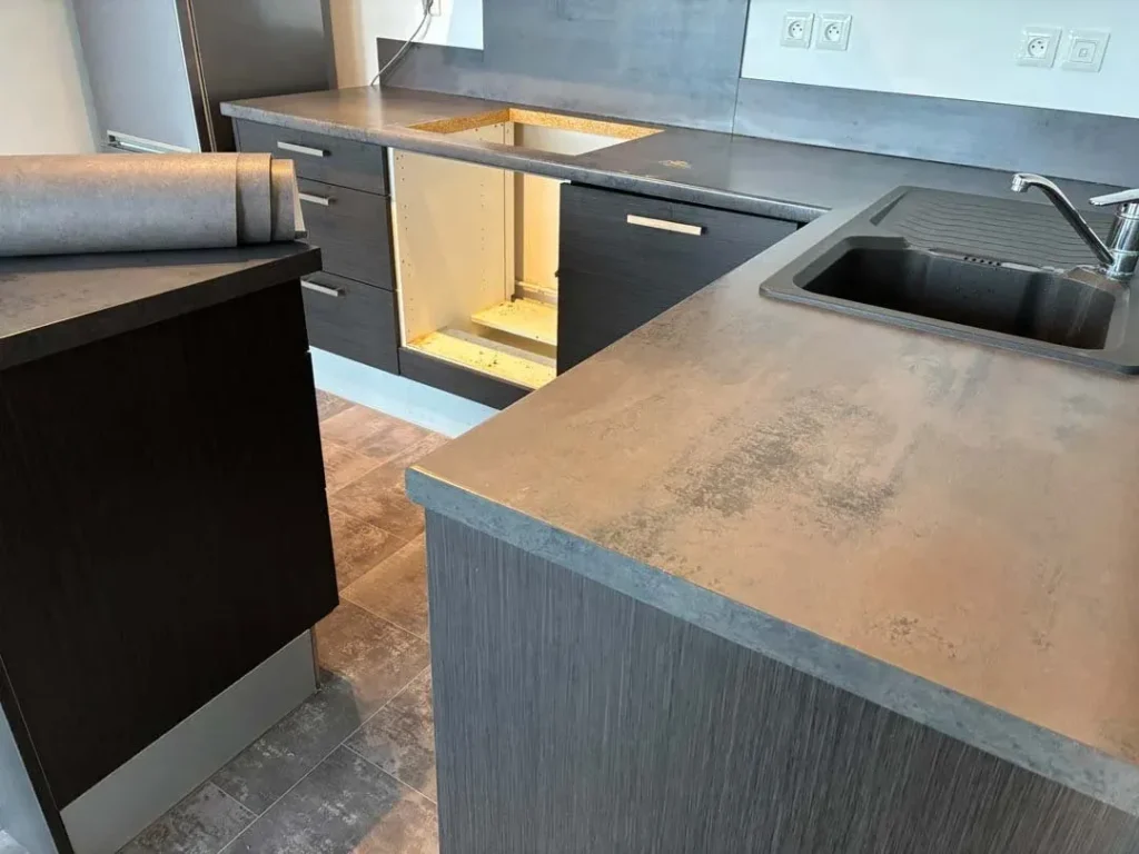Rénovation de cuisine Cover Styl&rsquo; – Plan de travail, crédence et îlot