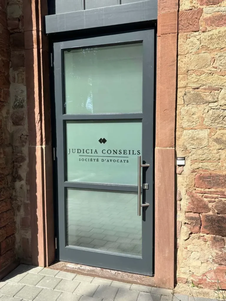 Film dépoli personnalisé et marquage sur porte vitrée – Judicia Conseils