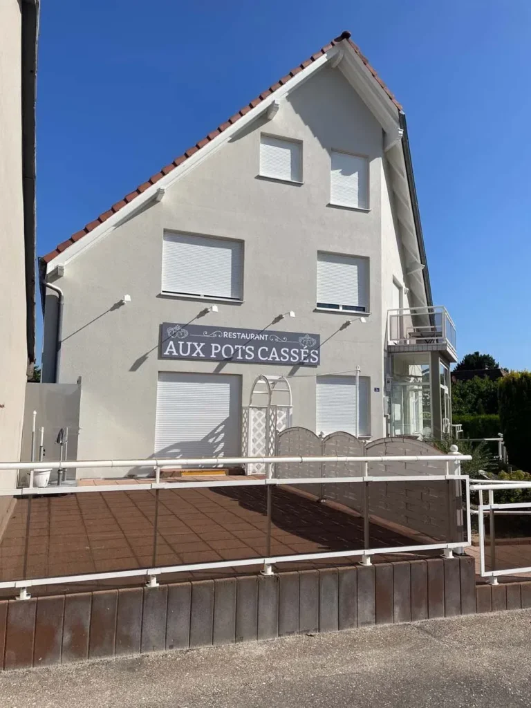 Enseigne extérieure – Restaurant Aux Pots Cassés — vue 3
