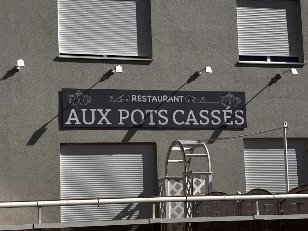Enseigne extérieure – Restaurant Aux Pots Cassés