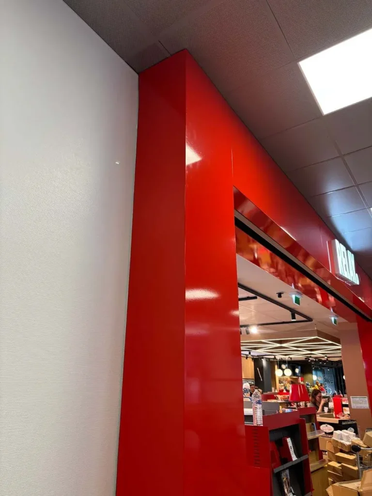 Rénovation de l’identité visuelle d’un magasin par covering adhésif – Aéroport Strasbourg-Entzheim — vue 4