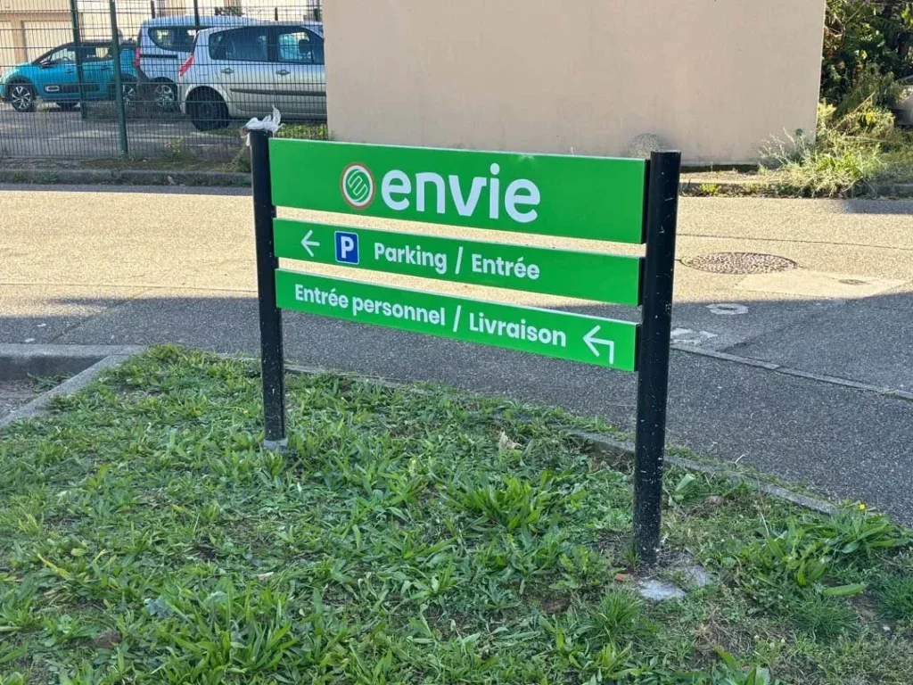 Vitrophanie et signalétique intérieure et extérieure – ENVIE — vue 5