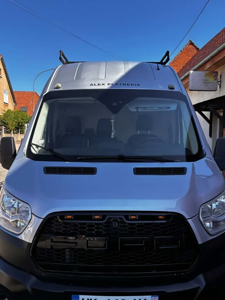 Marquage utilitaire Ford Transit – Un lettrage sobre et efficace — vue 3