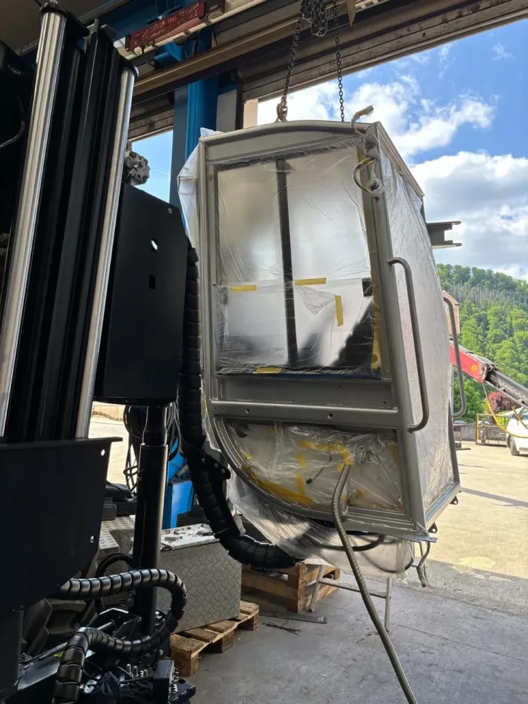 Rénovation et changement de couleur d’une cabine de grumier — vue 3