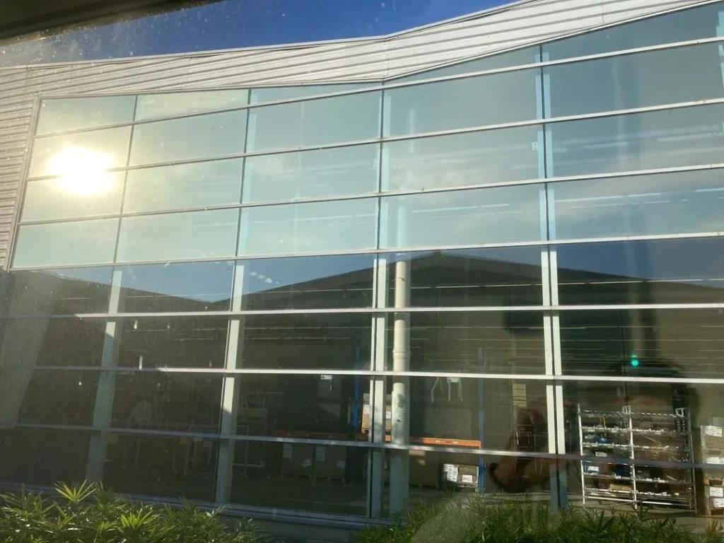 Pose film solaire Solar Screen® – Façade vitrée industrielle