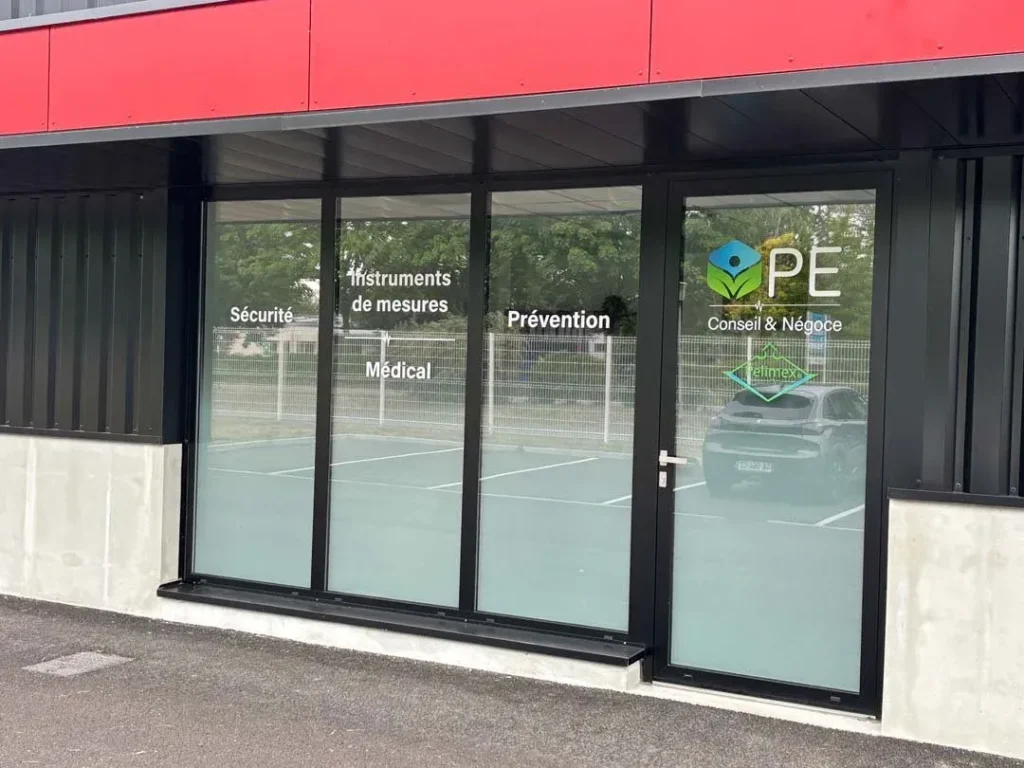 Habillage de vitrine professionnelle avec film dépoli dégradé – Schweighouse-sur-Moder