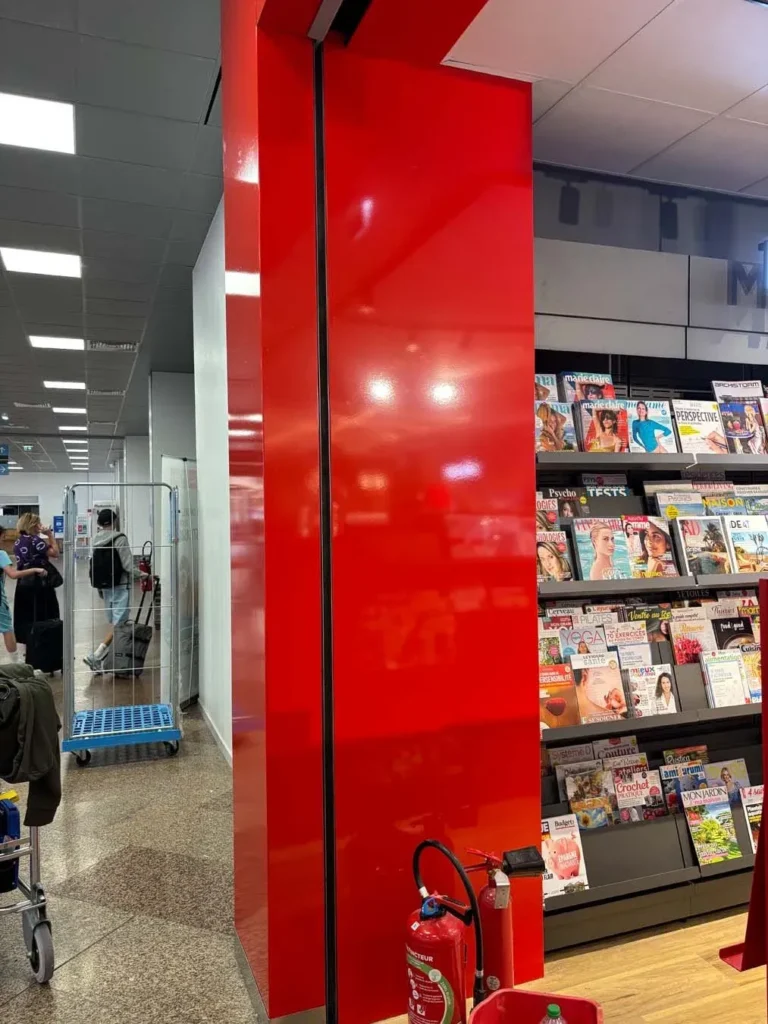 Rénovation de l’identité visuelle d’un magasin par covering adhésif – Aéroport Strasbourg-Entzheim — vue 2
